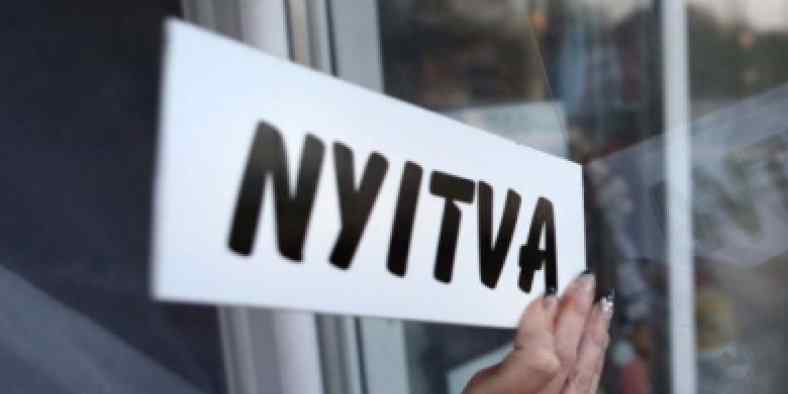 Nyitva