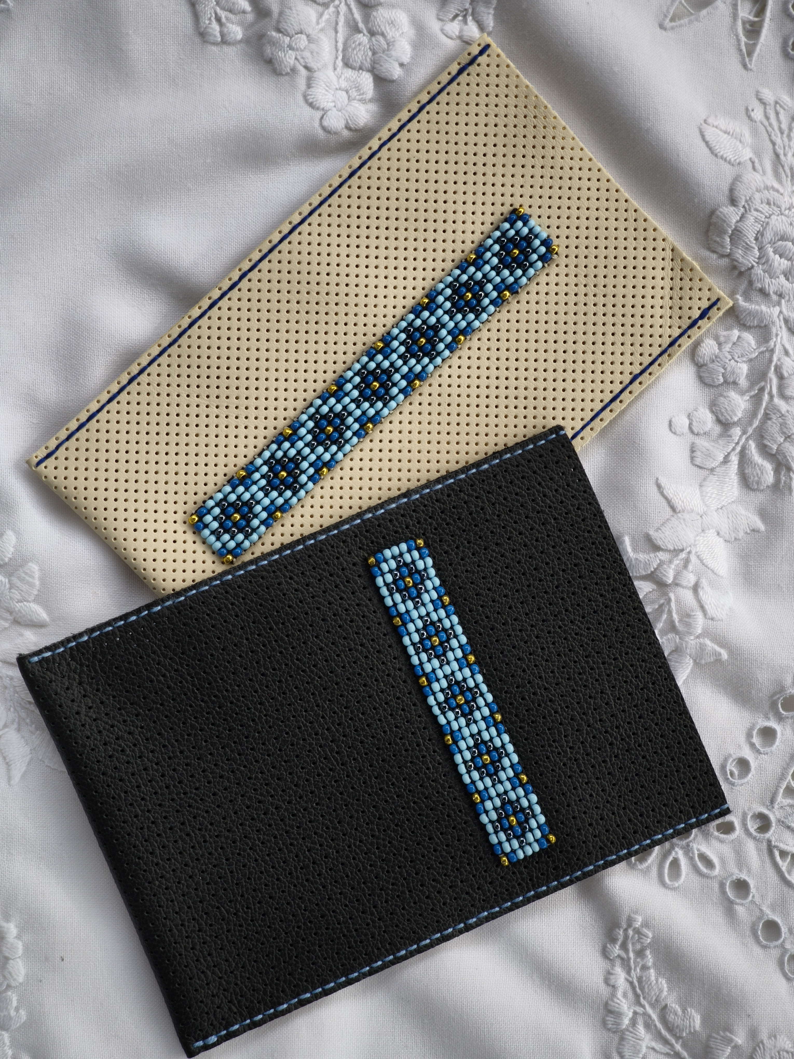 Gyöngyszövéeesl díszített bőrtok